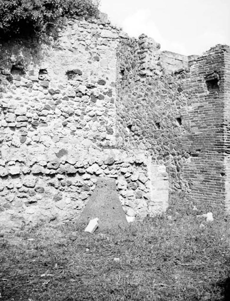 231623 Bestand-D-DAI-ROM-W.1259.jpg
VI.7.26 Pompeii. W.1259. Looking towards north-east corner.
Photo by Tatiana Warscher. With kind permission of DAI Rome, whose copyright it remains.
See http://arachne.uni-koeln.de/item/marbilderbestand/231623