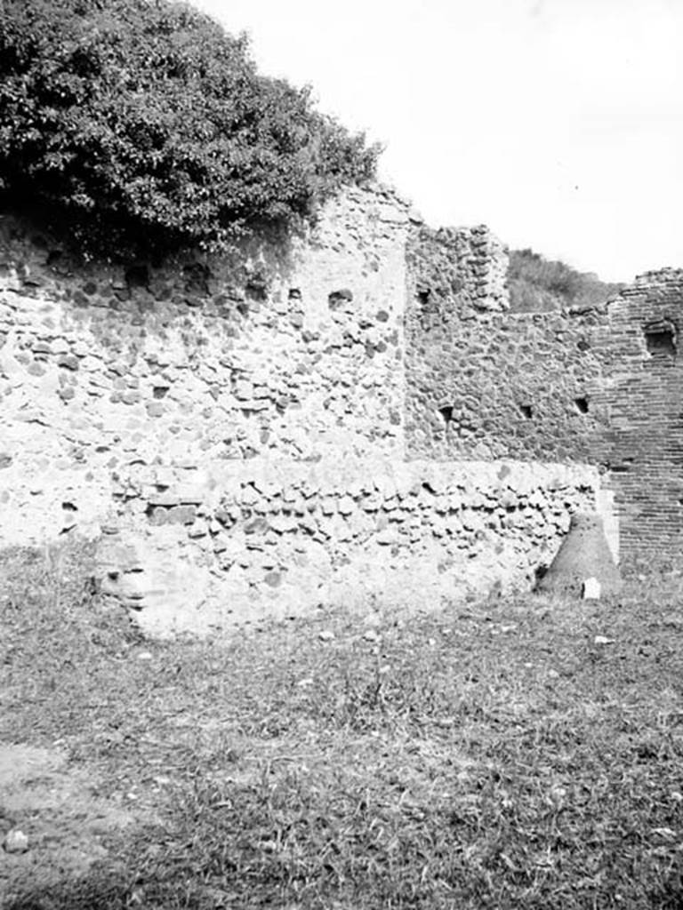 230953 Bestand-D-DAI-ROM-W.1258.jpg
VI.7.26 Pompeii. W.1258. Looking towards north-east corner.
Photo by Tatiana Warscher. With kind permission of DAI Rome, whose copyright it remains.
See http://arachne.uni-koeln.de/item/marbilderbestand/230953