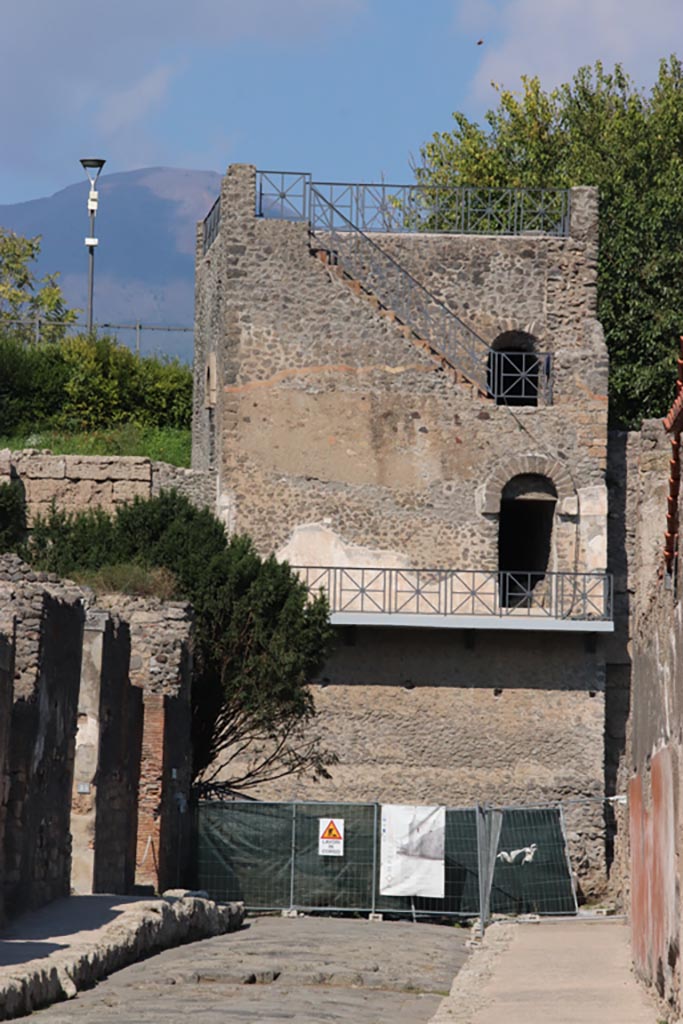 Tower XI at end of Via di Mercurio, Pompeii. October 2022.
Looking north, with VI.7.26, the last doorway on the left. Photo courtesy of Klaus Heese.