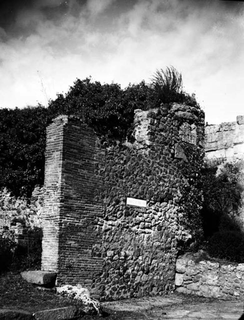 231624 Bestand-D-DAI-ROM-W.1268.jpg
VI.7.26 Pompeii. W.1268. Wall façade on north side of entrance, with remains of wall blocking the street, which had a street shrine in its centre.
Photo by Tatiana Warscher. With kind permission of DAI Rome, whose copyright it remains.
See http://arachne.uni-koeln.de/item/marbilderbestand/231624