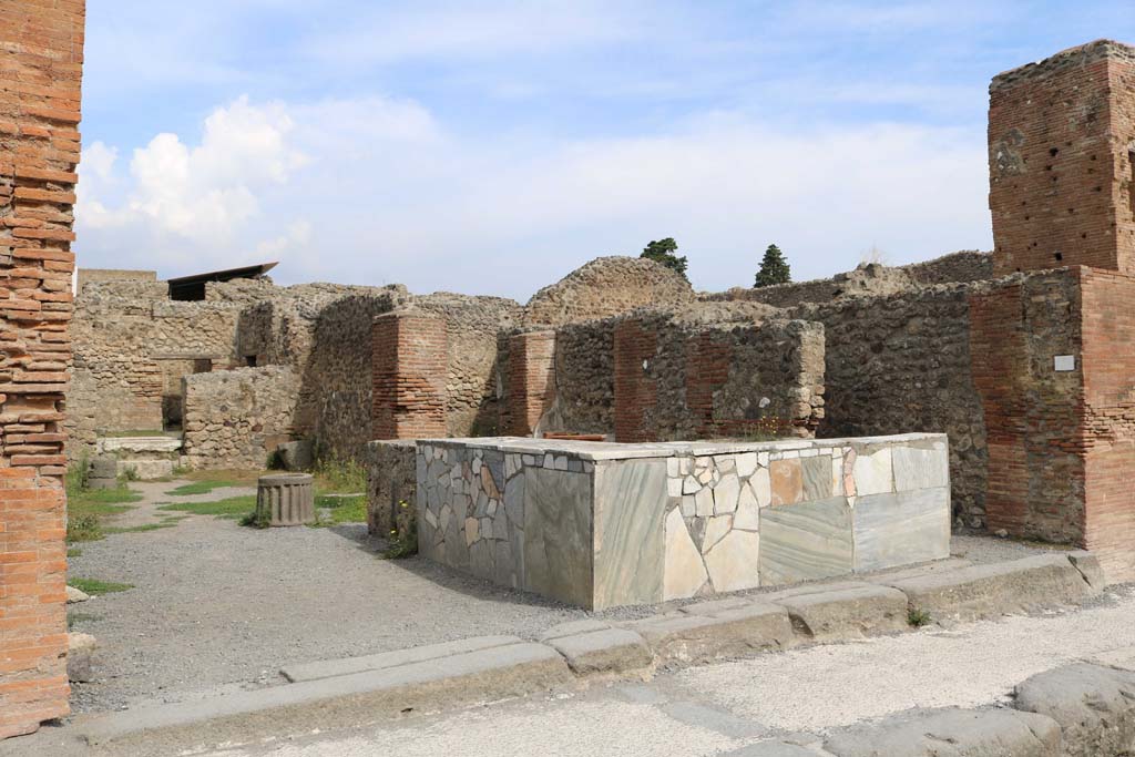 VI.8.9 Pompeii, on left. December 2018.
Looking north on Via delle Terme. VI.8.10, steps to upper floor, is on the right. Photo courtesy of Aude Durand.