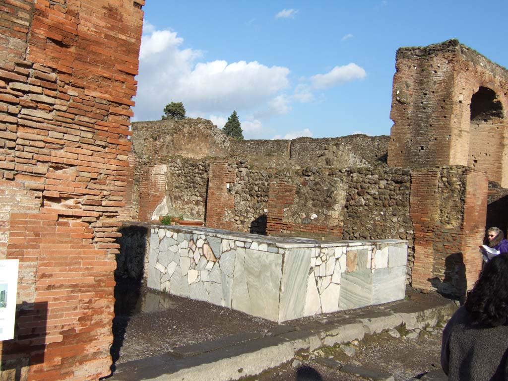 VI.8.9 Pompeii. December 2005. Marble counter and entrance on Via delle Terme.
For graffiti probably found on the front walls of VI.8.9 and 10, see VI.8.10.