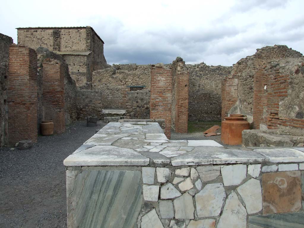 VI.8.9 Pompeii. December 2007. Looking north across marble counter.