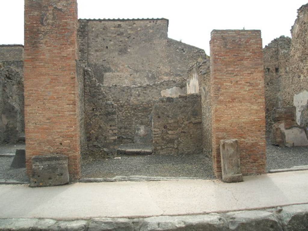 VI.8.16 Pompeii. May 2005. Entrance doorway, looking west. Found in September 1825, on the pilaster on the left, between 15 and 16, painted in red, was �
L(ucium) Veranium Hypsaeum
IIvir(um) i(ure) d(icundo) tertio quinq(uennalem)
Casellium Marcellum
aed(ilem) optimos colleges    [CIL IV 187]
Found in April 1826, on the pilaster on the left, also painted in red, were �
L(ucium) Albucium [3]
Casellium aedilem    [CIL IV 188]
M(arcum) Samellium    [CIL IV 189]
See Pagano, M. and Prisciandaro, R., 2006. Studio sulle provenienze degli oggetti rinvenuti negli scavi borbonici del regno di Napol.  Naples : Nicola Longobardi. (p.134)  PAH II, 140; III, 64.  PAH II, 156; III, 69 (�to the left of the 5th habitation�).

