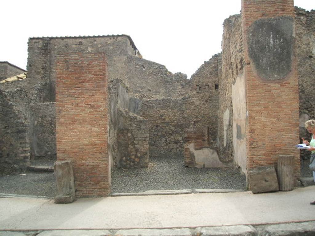 VI.8.17 Pompeii. May 2005. Entrance doorway, looking west. Graffiti was found on the pilaster on the left, between 16 and 17 (see VI.8.16)