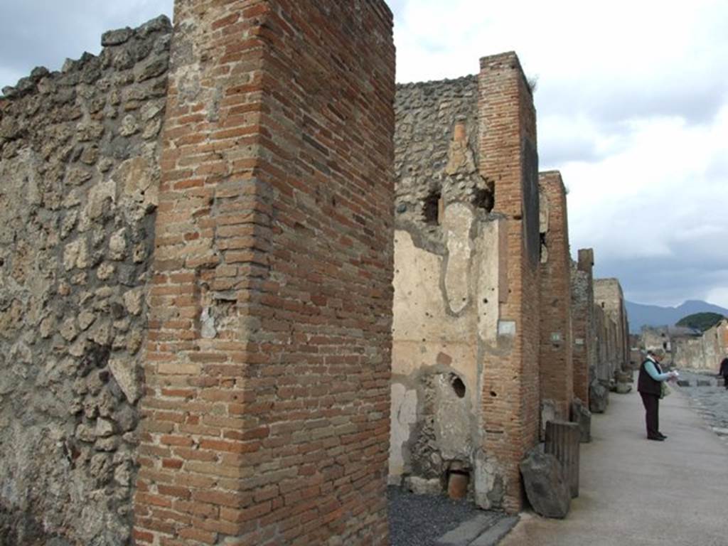 VI.8.17 Pompeii. Shop with dwelling. December 2007. Entrance and Via Mercurio looking north.