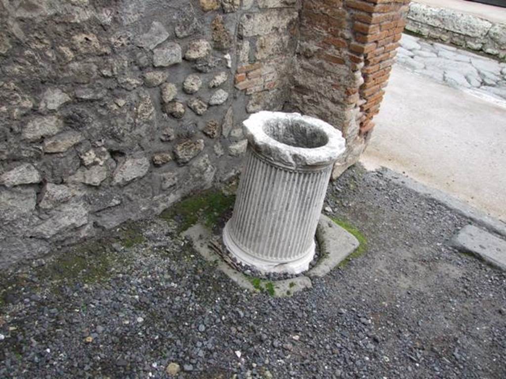 VI.8.19 Pompeii. Shop. December 2007. Cistern mouth and ornamental puteal by north wall.