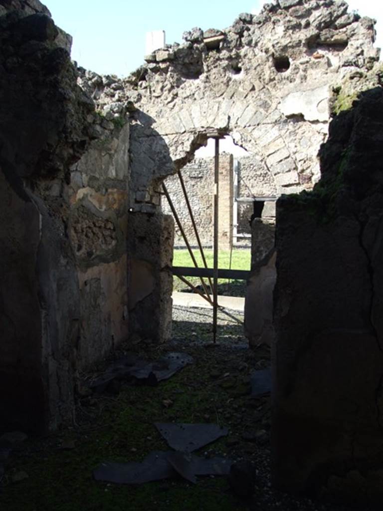 VI.8.20 Pompeii. March 2009. Looking north into room 11 with arched doorway, from room 12.