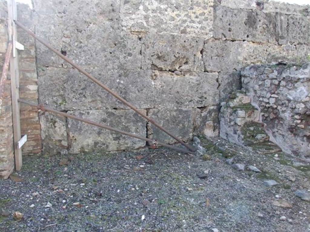 VI.8.20 Pompeii. March 2009. Area to the north of entrance at VI.8.2, on west side of peristyle.