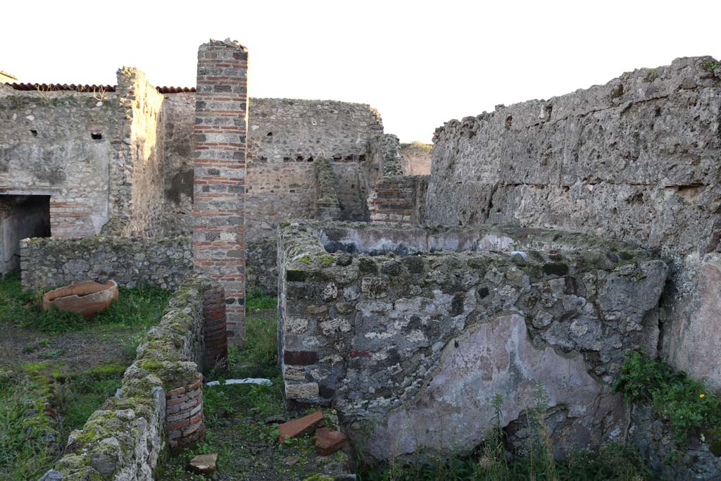VI.8.20 Pompeii. December 2018. Vat 1, looking south along west side of peristyle. Photo courtesy of Aude Durand.