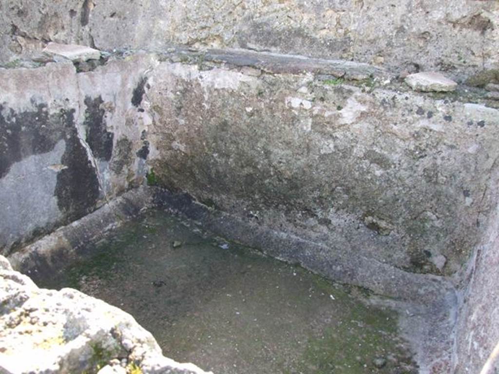 VI.8.20 Pompeii. March 2009. Vat 1 on west side of peristyle area.
