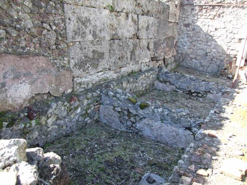 VI.8.20 Pompeii. March 2009. Other Vats on west side of peristyle. Looking north.