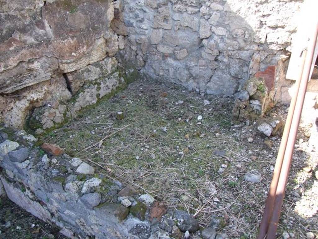 VI.8.20 Pompeii. March 2009. North west corner of peristyle area. Smaller vat ?