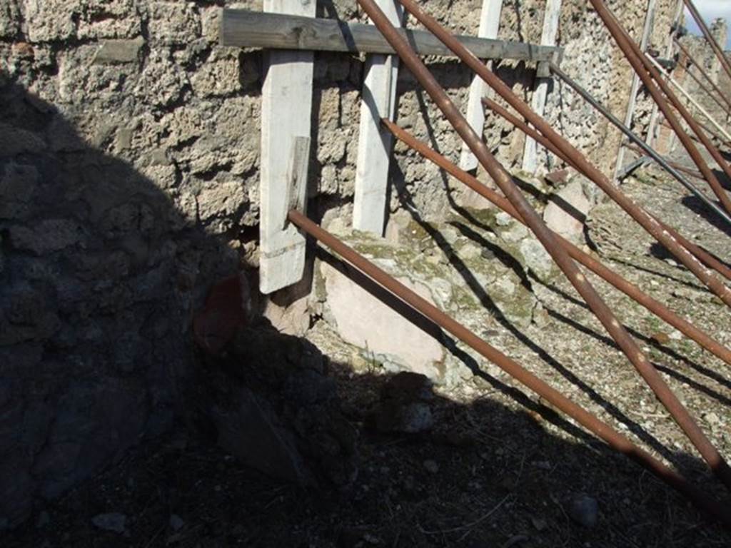 VI.8.20 Pompeii. March 2009. Looking east along north side of peristyle area. Remains of small treading tubs.