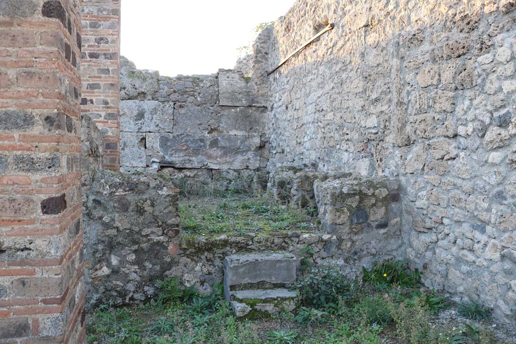 VI.8.20 Pompeii. December 2018.
Looking west towards north-west corner of peristyle, with treading vats. Photo courtesy of Aude Durand.