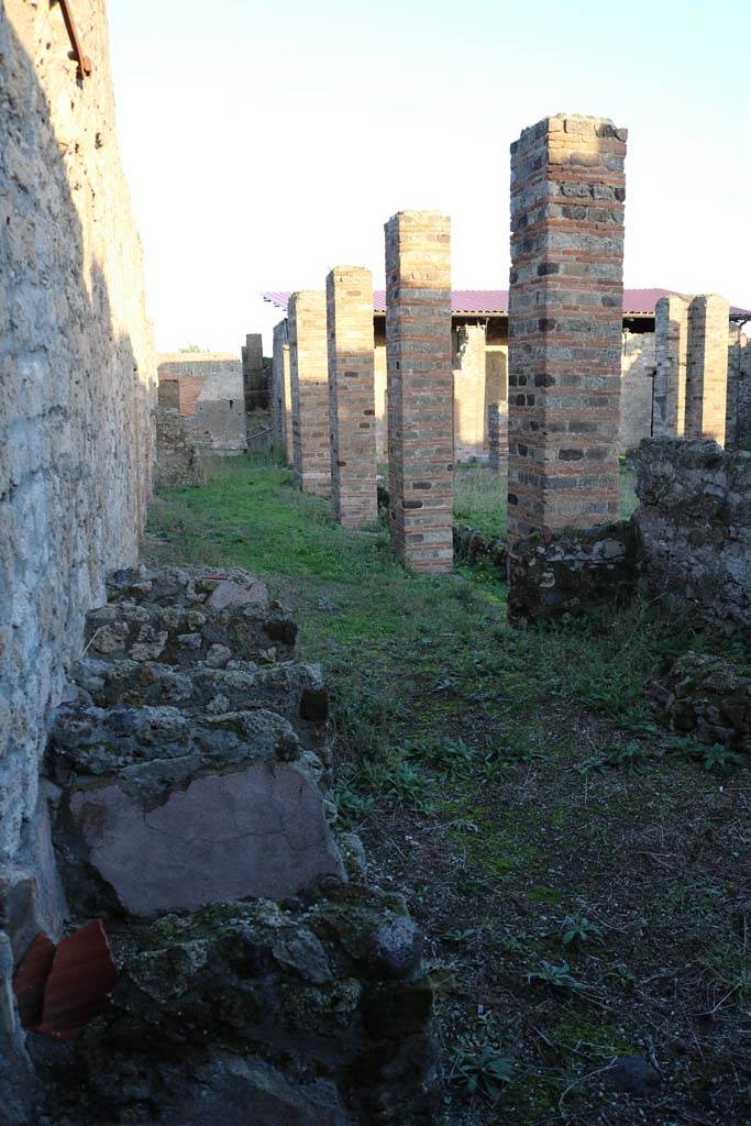 VI.8.20 Pompeii. December 2018.
Looking east along north portico from treading tubs. Photo courtesy of Aude Durand.