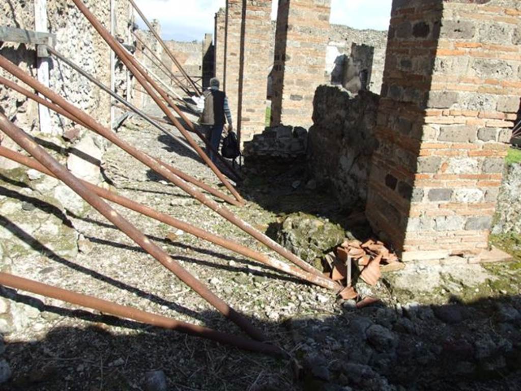 VI.8.20 Pompeii. March 2009. Looking east along north side of peristyle area.