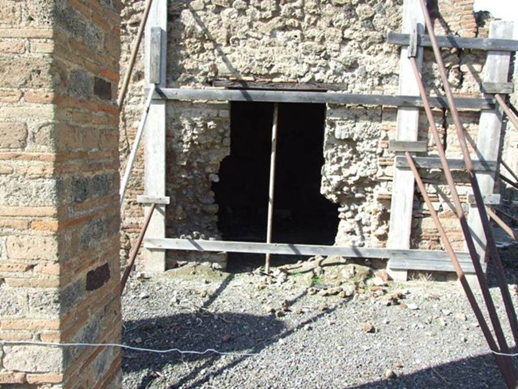 VI.8.20 Pompeii. March 2009. Doorway to room 19 on north side of peristyle.
