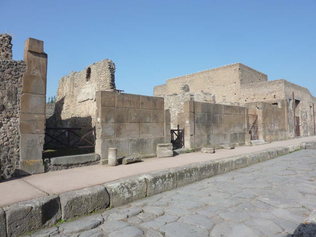 VI.8.20 Pompeii, on left. October 2014. Looking towards west side of Via di Mercurio, with VI.8.21, in centre, VI.8.22 and 23, on right.
Foto Annette Haug, ERC Grant 681269 D�COR.

