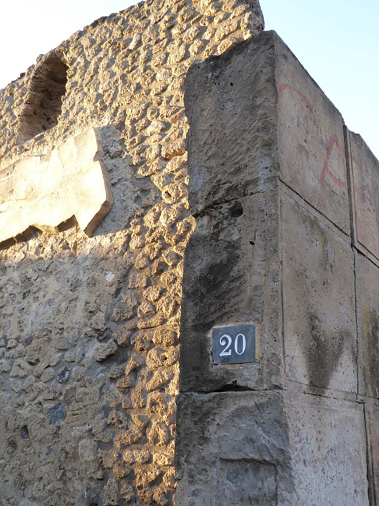 VI.8.20 Pompeii. January 2017. Identification number and north side of entrance doorway.
Foto Annette Haug, ERC Grant 681269 D�COR.
