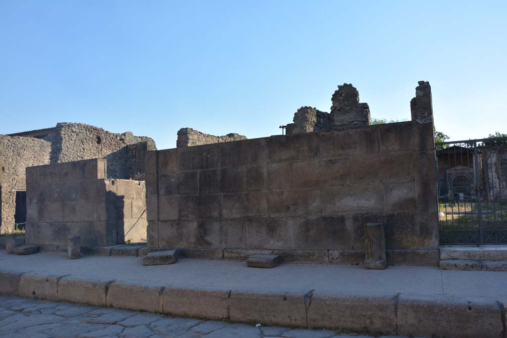 VI.8.21 Pompeii, centre left. July 2017. 
Exterior wall on north side of doorway on left, and VI.8.22, on right, on west side of Via di Mercurio.
Foto Annette Haug, ERC Grant 681269 DÉCOR.

