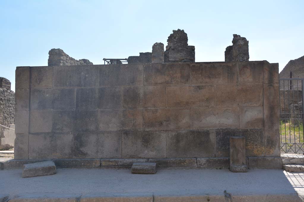 VI.8.21, Pompeii, on left. July 2017. Exterior wall on north side of entrance doorway, with VI.8.22, on right.
Foto Annette Haug, ERC Grant 681269 DÉCOR.
