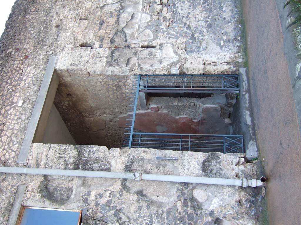 VI.8.23 Pompeii. May 2010. Impluvium in the atrium.
