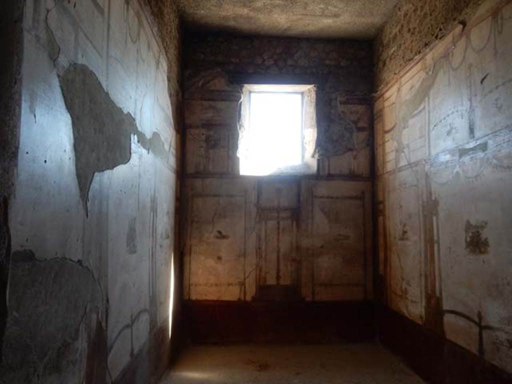 VI.8.23 Pompeii. May 2017. Looking towards window in east wall of cubiculum.
Photo courtesy of Buzz Ferebee.