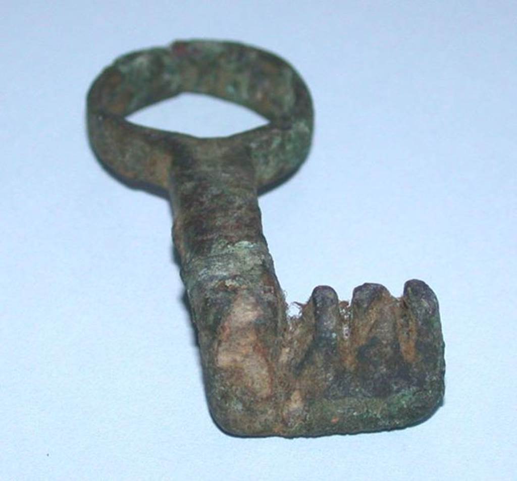 VI.9.1 Bronze key with three teeth, side 1.   Length 0.05m.  OA 2025 Clef, mus�e Cond�, photo RMN � R.G. Ojeda