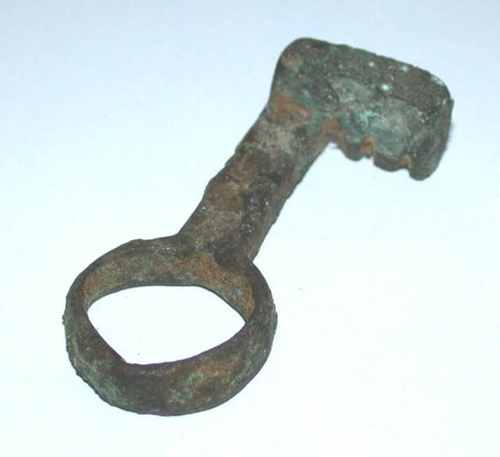 VI.9.1 Bronze key with three teeth, side 2.   Length 0.05m.  OA 2025 Clef, mus�e Cond�, photo RMN � R.G. Ojeda
