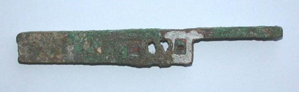 VI.9.1 Bronze cut out metal bolt, moving part of a lock. Side 1. OA 2026 P�ne en m�tal d�coup�, pi�ce mobile d'une serrure, mus�e Cond�, photo RMN � R.G. Ojeda