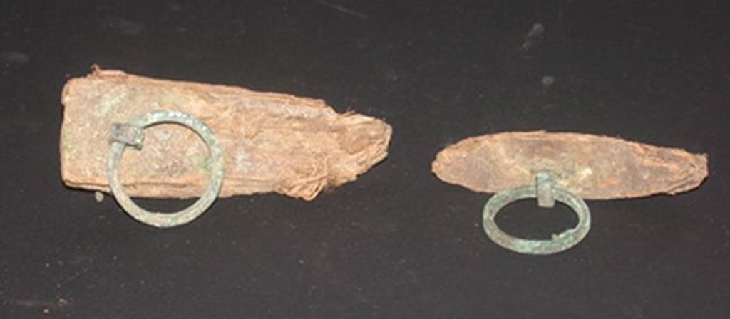 VI.9.1 Remains of wooden furniture with two bronze rings. View 1. OA 2027-2028 El�ments de mobilier : anneaux, mus�e Cond�, photo RMN � R.G. Ojeda