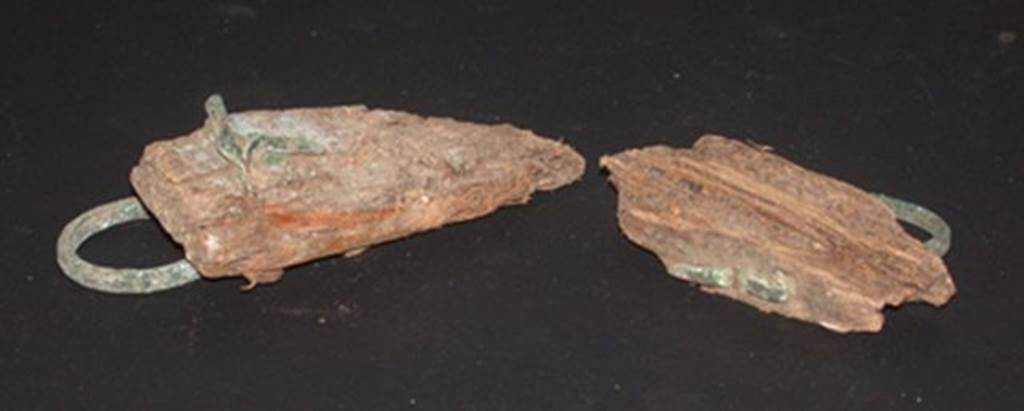 VI.9.1 Remains of wooden furniture with two bronze rings. View 2. OA 2027-2028 El�ments de mobilier : anneaux, mus�e Cond�, photo RMN � R.G. Ojeda