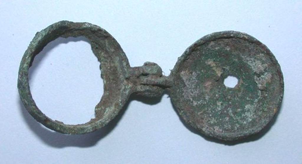 VI.9.1 Small bronze object with a mortise and a pin with a circular element whose bottom is torn off. Side 1. Height 0.008m, diameter 0.016m.  OA 2030 Petit �l�ment articul�, mus�e Cond�, photo RMN � R.G. Ojeda