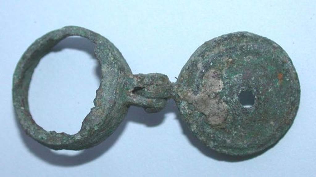 VI.9.1 Small bronze object with a mortise and a pin with a circular element whose bottom is torn off. Side 2. Height 0.008m, diameter 0.016m.  OA 2030 Petit �l�ment articul�, mus�e Cond�, photo RMN � R.G. Ojeda