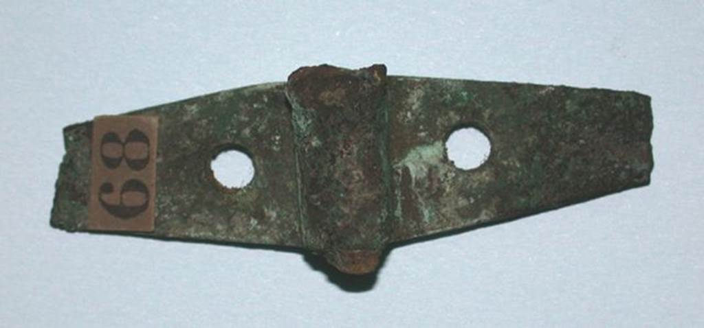 VI.9.1 Bronze furniture hinge, view 1. Length 0.054m.  OA 2801 El�ment de mobilier : charni�re, mus�e Cond�, photo RMN � R.G. Ojeda