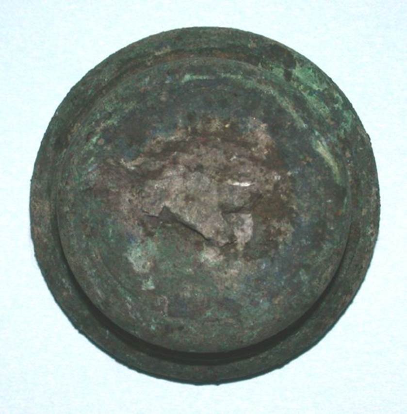 VI.9.1 Bronze foot.  Height 0.015m, diameter 0.03m.  OA 2803a Element de mobilier : trois bases, mus�e Cond�, photo RMN � R.G. Ojeda