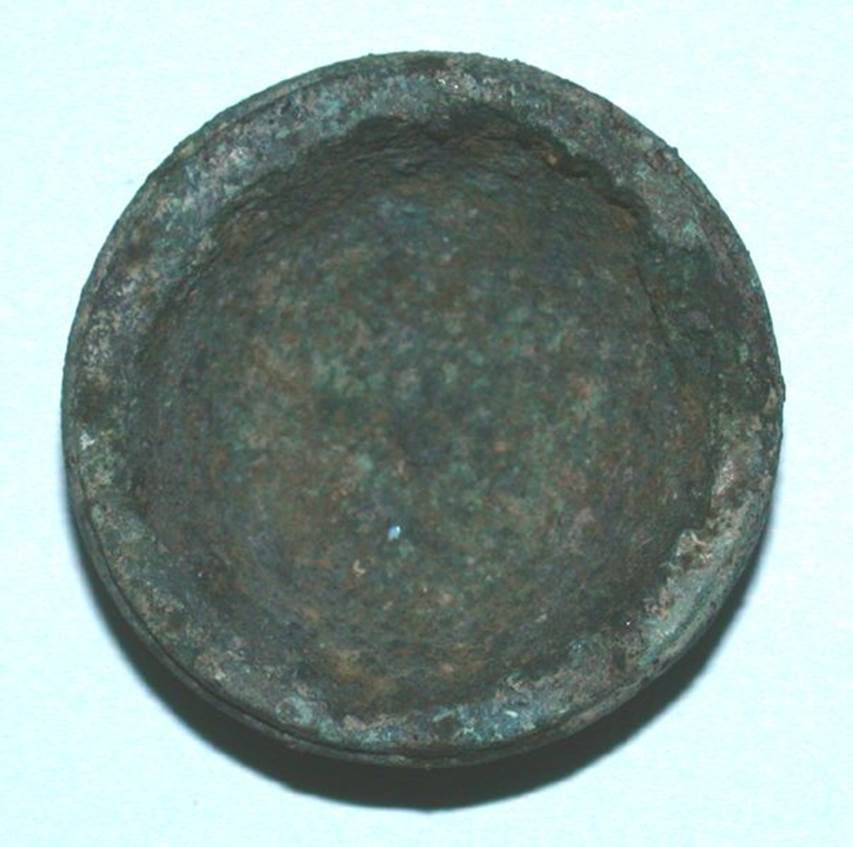 VI.9.1 Bronze foot.  Height 0.015m, diameter 0.03m.  OA 2803b Element de mobilier : trois bases, mus�e Cond�, photo RMN � R.G. Ojeda