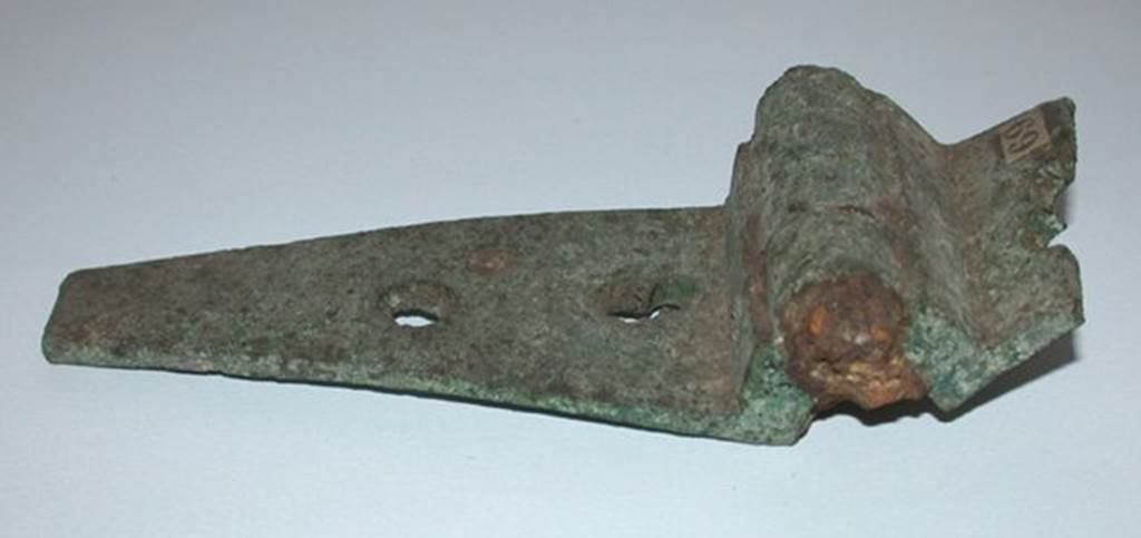 VI.9.1 Bronze hinge.   Length 0.152m.  OA 2805 El�ment de mobilier : charni�re, mus�e Cond�, photo RMN � R.G. Ojeda