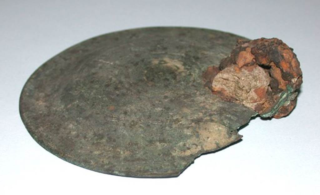 VI.9.1 Convex bronze disc with ring fixed to edge, view 1.  Diameter 0.105m.  OA 2807 El�ment de mobilier disque, mus�e Cond�, photo RMN � R.G. Ojeda