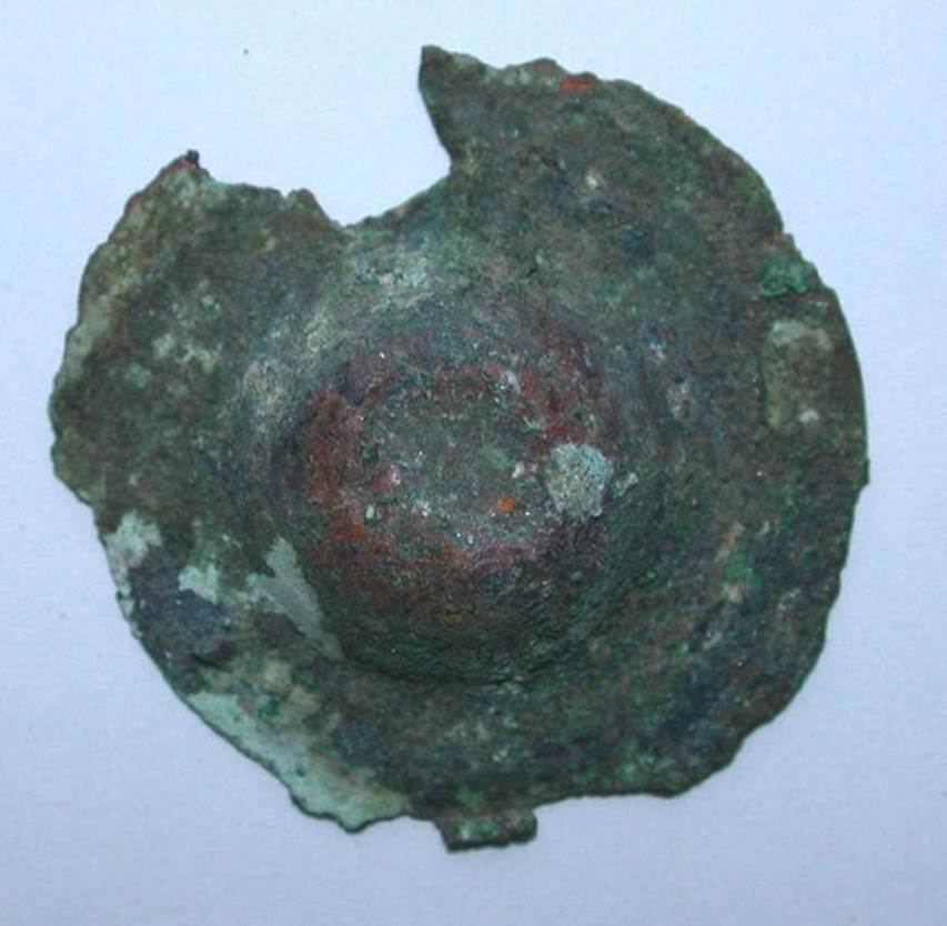 VI.9.1 Small bronze hammered phal�re, view 1.  Height 0.007m, diameter 0.033m.  OA 2808 Phal�re, mus�e Cond�, photo RMN � R.G. Ojeda