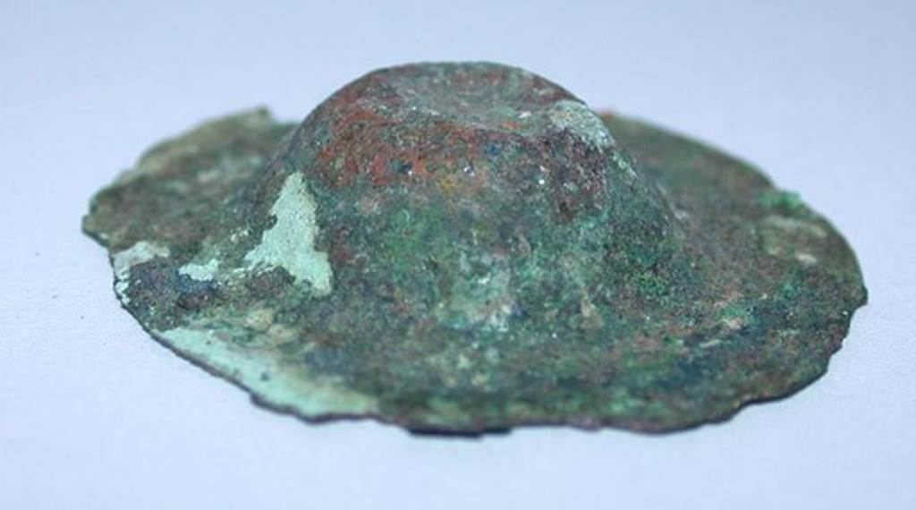 VI.9.1 Small bronze hammered phal�re, view 2.  Height 0.007m, diameter 0.033m.  OA 2808 Phal�re, mus�e Cond�, photo RMN � R.G. Ojeda