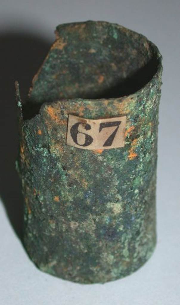 VI.9.1 Bronze Inkpot, view 1.  Height 0.037m, diameter 0.02m.  OA 2810 Encrier ?, mus�e Cond�, photo RMN � R.G. Ojeda