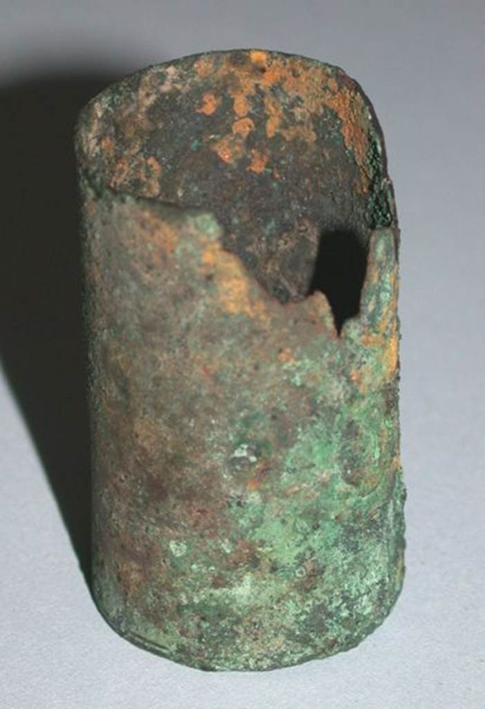 VI.9.1 Bronze Inkpot, view 2.  Height 0.037m, diameter 0.02m.  OA 2810 Encrier ?, mus�e Cond�, photo RMN � R.G. Ojeda
