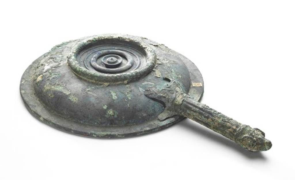 VI.9.1 Bronze Pat�re, botton view.  Length 0.26, diameter 0.16.  OA 2793 Pat�re, mus�e Cond�, photo RMN � R.G. Ojeda