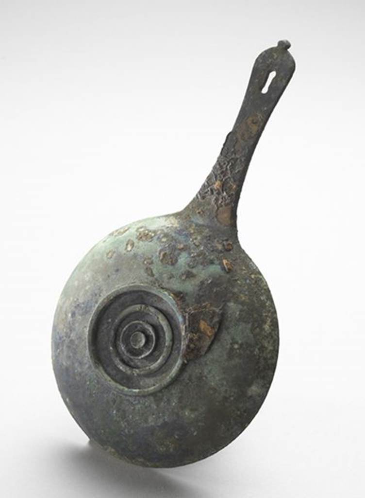 VI.9.1 Pompeii. Shallow bronze patera cast as a single piece, bottom view. Length 0.26m, diameter 0.14m.
OA 2794 Puisoir, mus�e Cond�, photo RMN � R.G. Ojeda
