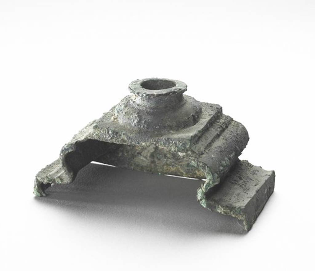VI.9.1 Bronze base of a turned foot of a banqueting bed.  OA 2798 El�ment de mobilier : base de pied de lit, mus�e Cond�, photo RMN � R.G. Ojeda