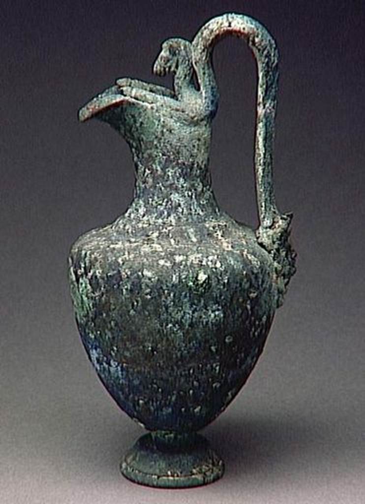 VI.9.1 Bronze jug.  Height 0.25m.  OA 1150 Cruche � embouchure oblique en fer � cheval, mus�e Cond�, photo RMN � R.G. Ojeda
