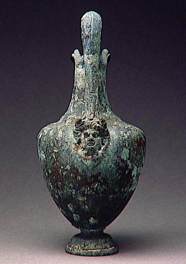 VI.9.1 Bronze jug with head of Gorgon, height 0.25m. OA 1150 Cruche à embouchure oblique en fer à cheval, musée Condé, photo RMN © R.G. Ojeda