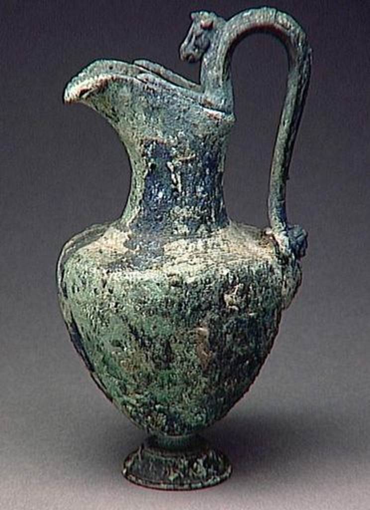 VI.9.1 Bronze jug. Height 0.21m. OA 1151 Cruche à embouchure oblique en fer à cheval, musée Condé, photo RMN © R.G. Ojeda